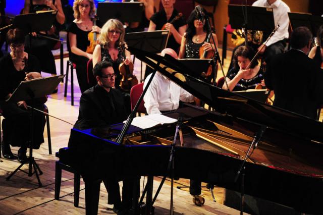 Marco Grilli durante l'esecuzione del Concerto No.2 di Franz Liszt